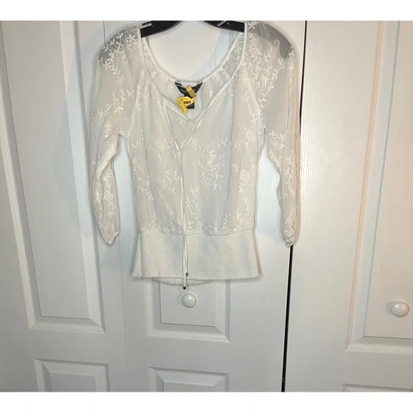 Elegant White Lace Women's Top - Picture 2 of 8